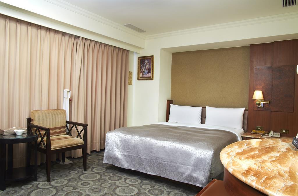Jing Jing Holiday Hotel Kaohsiung Exterior photo
